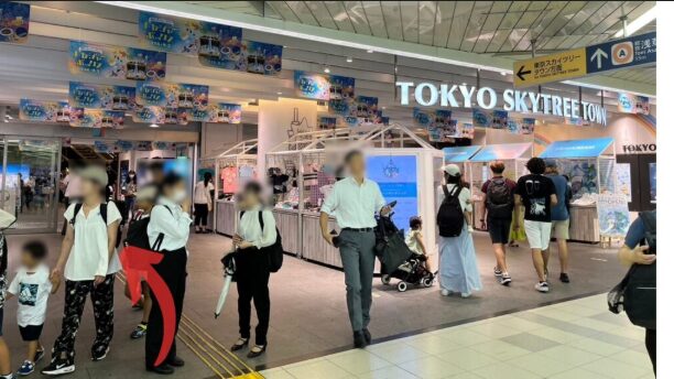 押上方面改札を出た直後に見える東京ソラマチの入り口方向案内