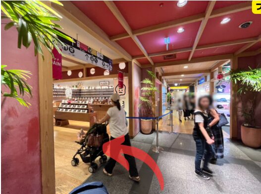 東京ソラマチの梅干し屋の角を左折する地点|スカイアリーナへ向かうルート