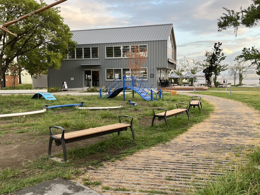 晴海ふ頭公園内のベンチと遊具広場の様子