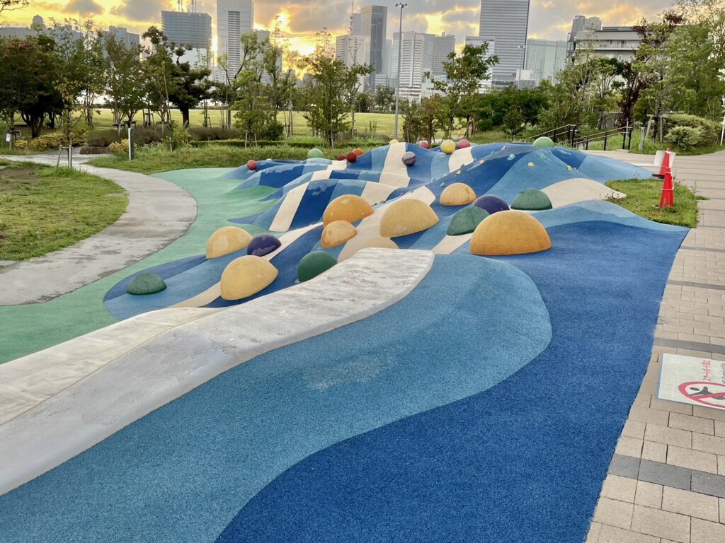 晴海ふ頭公園の青い丘のような波型遊具