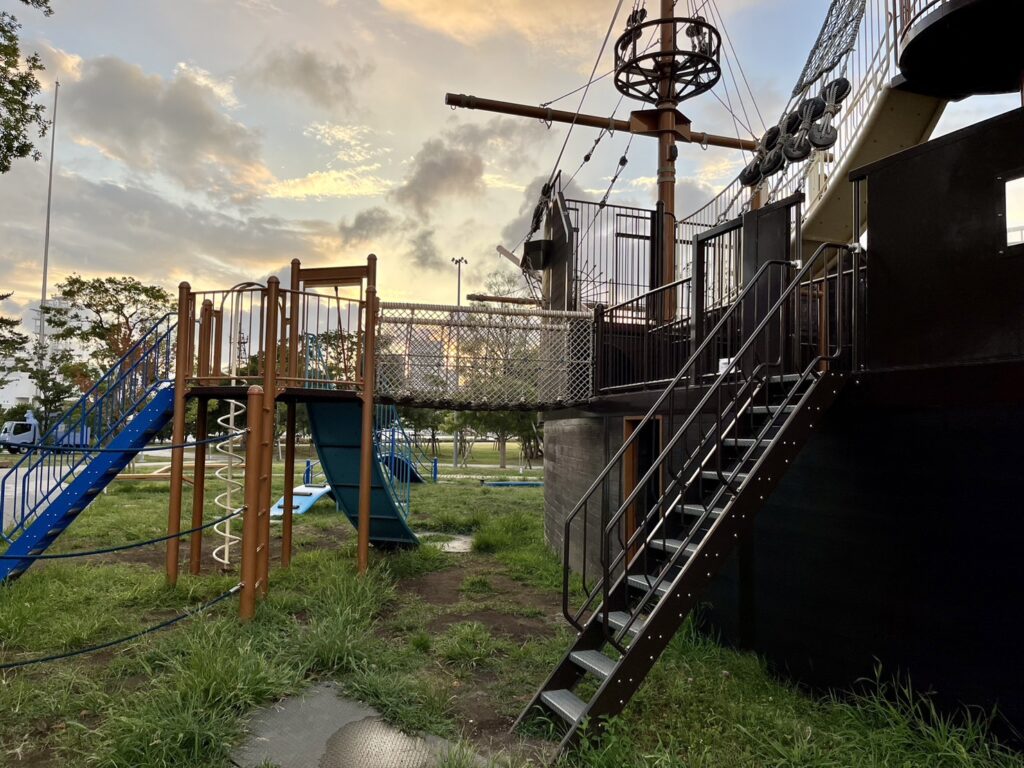 晴海ふ頭公園の船型遊具を別角度から撮影した様子