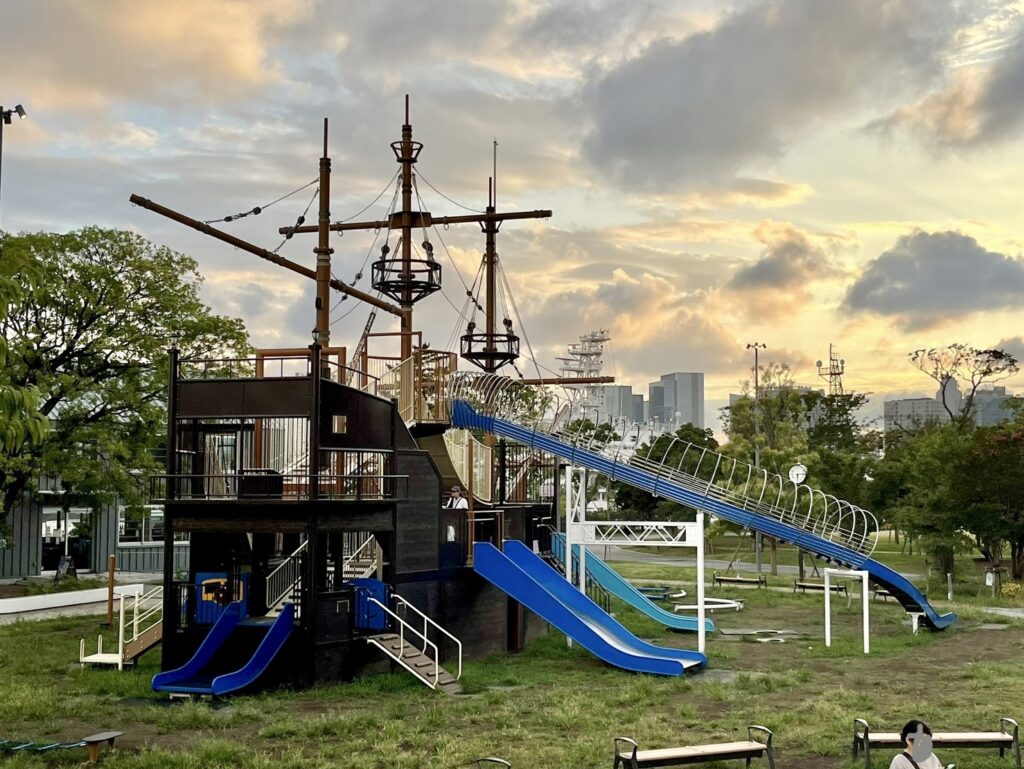 晴海ふ頭公園の船型大型遊具の全体写真