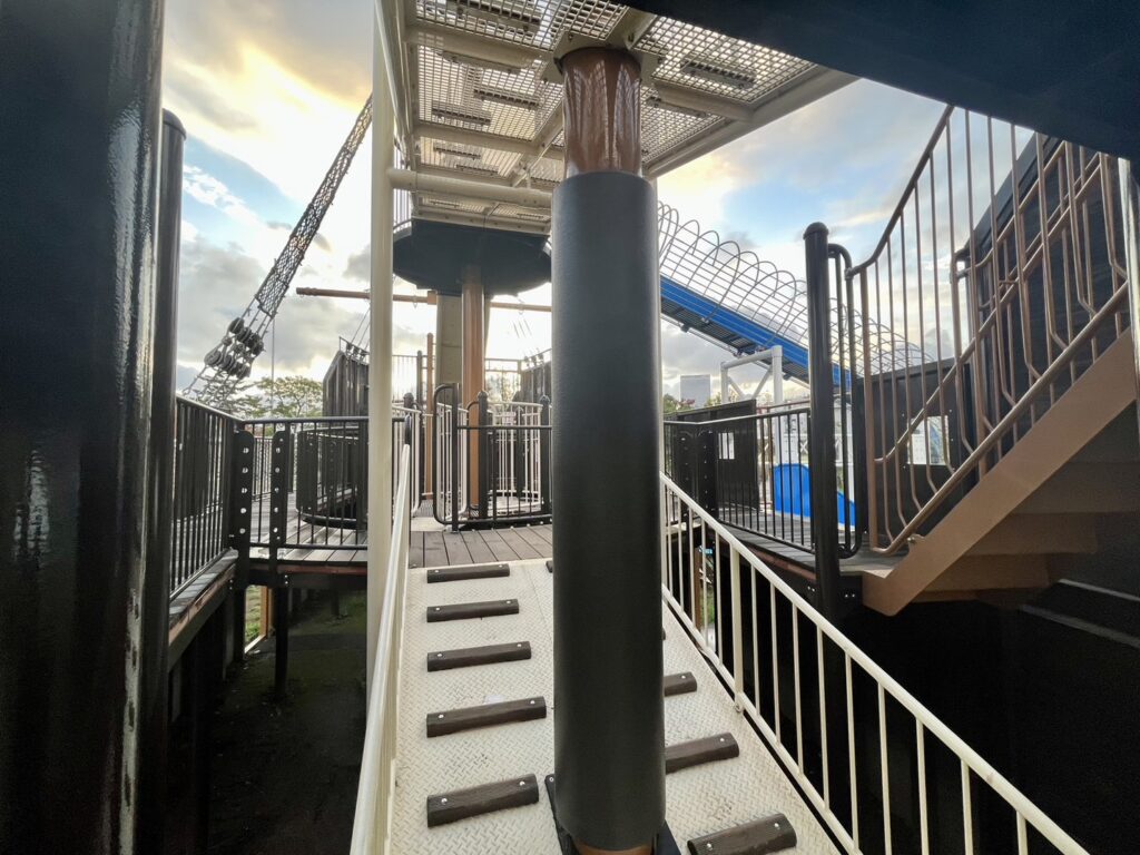 晴海ふ頭公園の船型遊具に続く階段部分