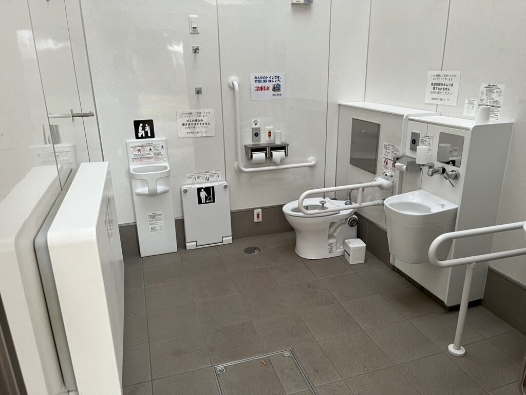 晴海ふ頭公園の多目的トイレとオムツ交換台の設備