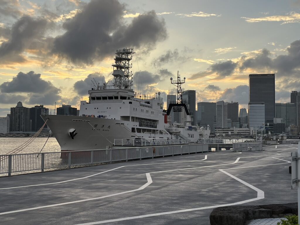 晴海ふ頭公園から見える船と海の景色