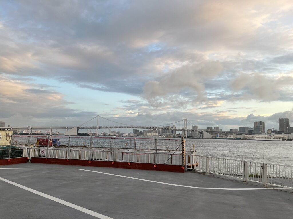 晴海ふ頭公園の展望デッキから海を眺める風景