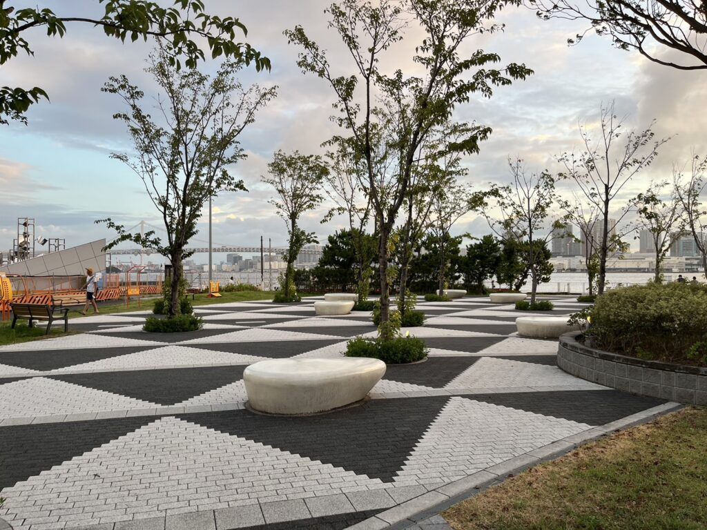 晴海ふ頭公園の白い円形ベンチと広場の様子
