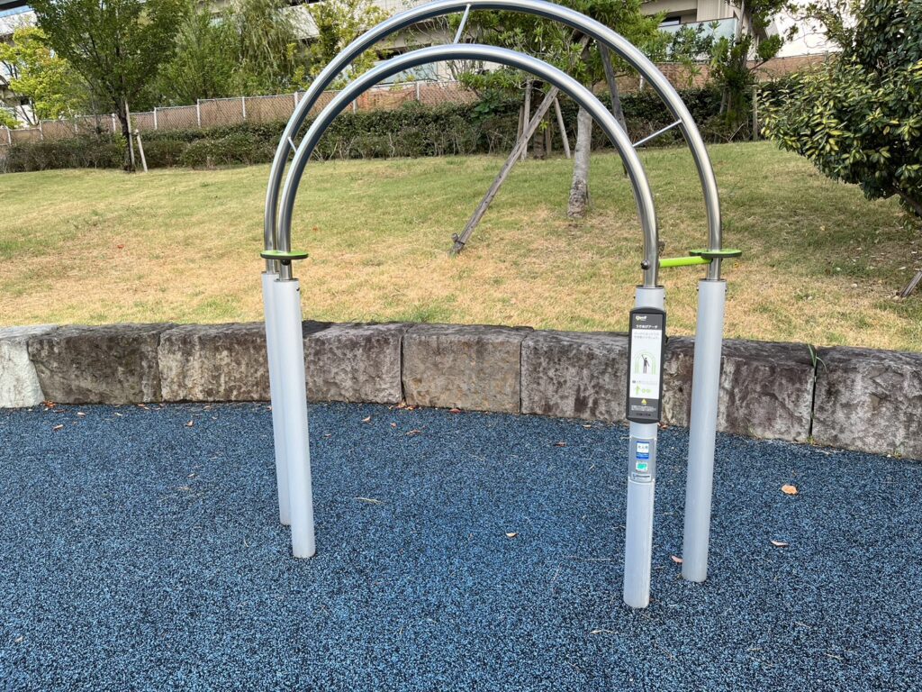 晴海緑道公園の健康遊具・うであげアーチ