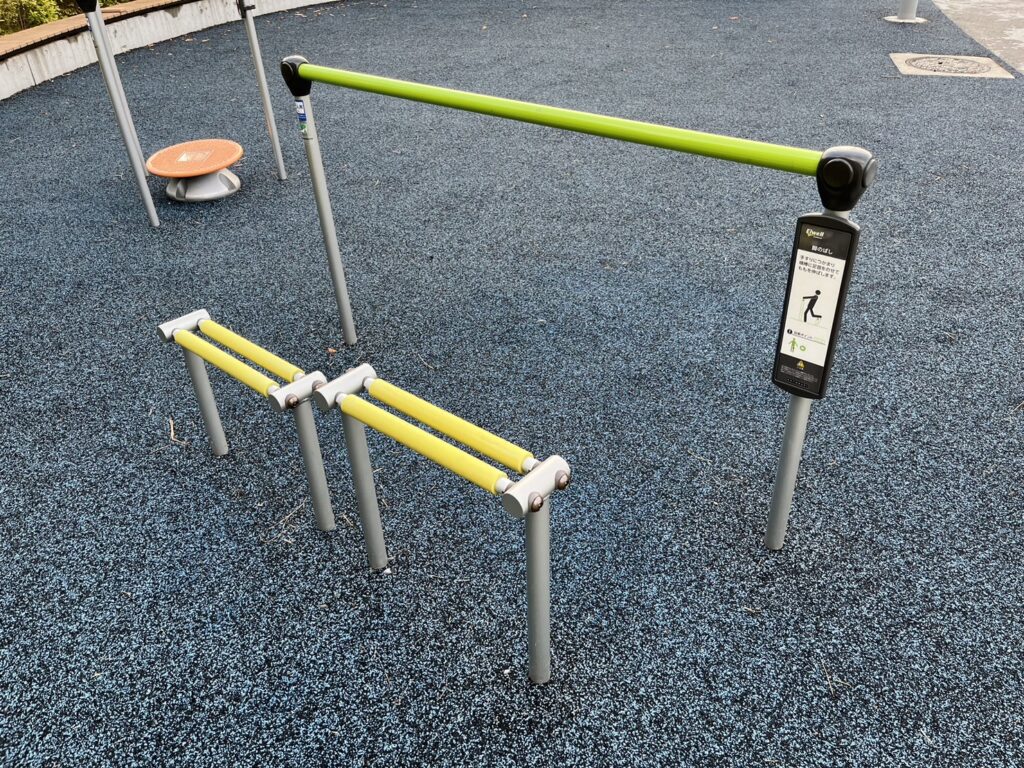 晴海緑道公園の健康遊具・膝のばしトレーニング器具