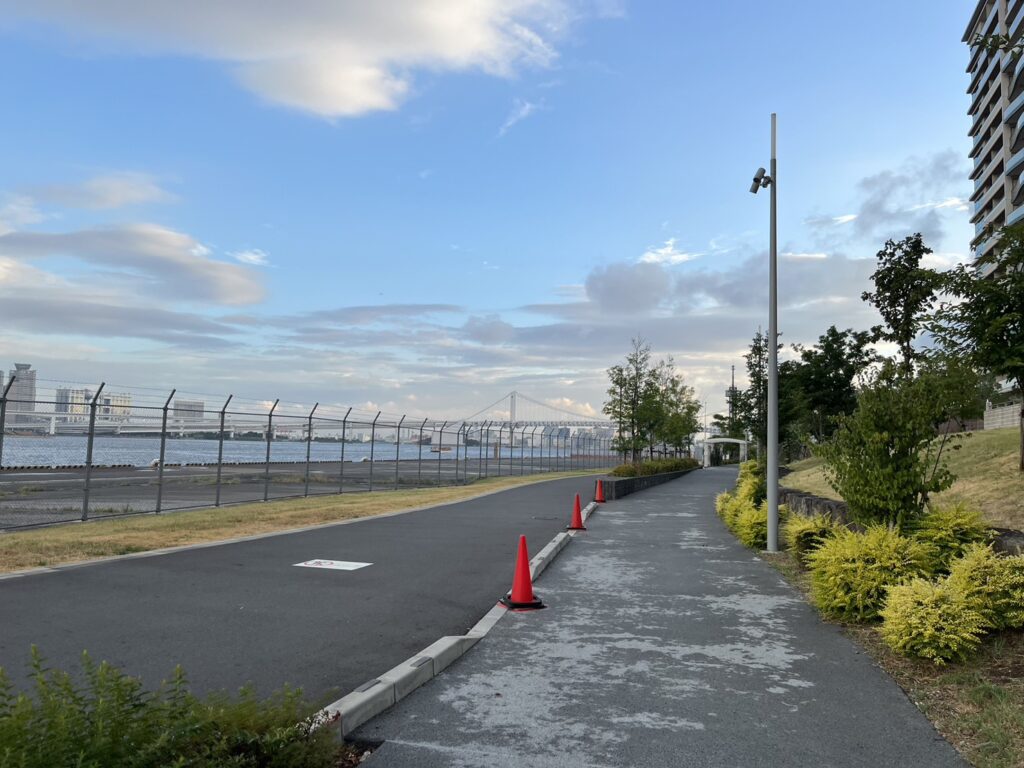 晴海緑道公園の海沿いに続く遊歩道