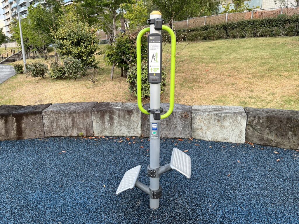 晴海緑道公園の健康遊具・ふみいたストレッチ器具