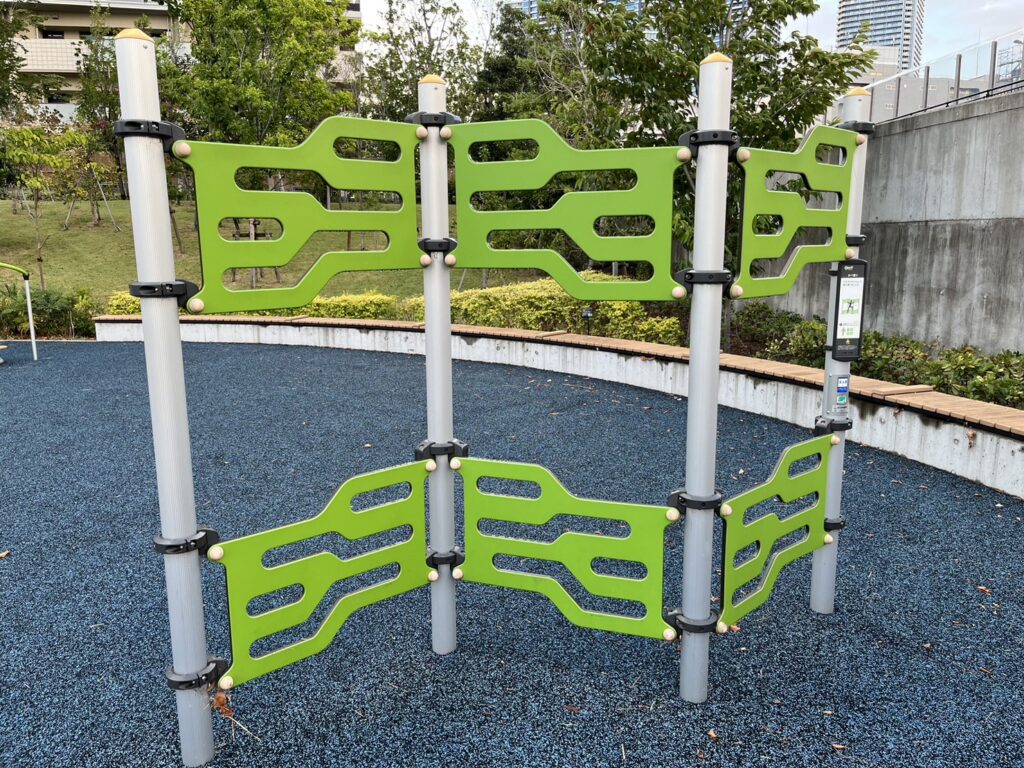 晴海緑道公園の健康遊具・かべ渡りバランスバー