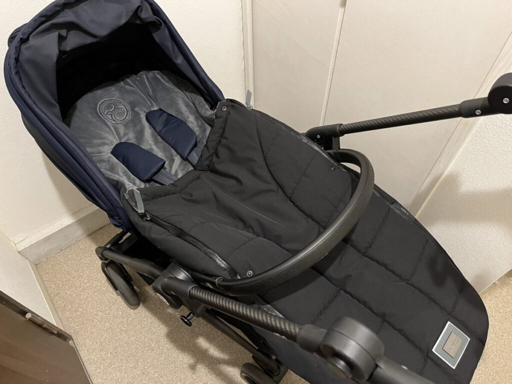 サイベックスメリオにプラチナムフットマフを装着した様子。寝袋のように赤ちゃん全体を包み込み、隙間風を防いでいる。