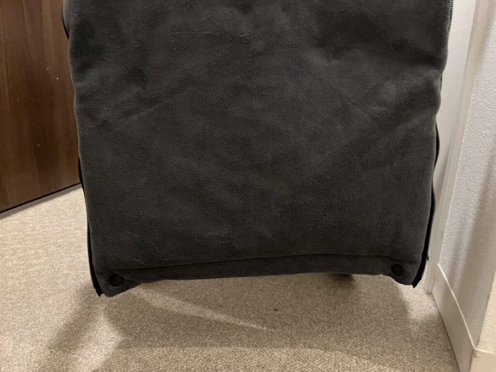 サイベックスフットマフの足元がやや下がり、地面に近づいている様子。裏側のベルトで調整すれば持ち上げられる。