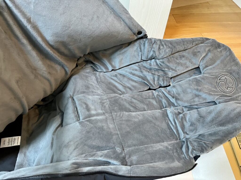 サイベックスプラチナムフットマフの生地アップ。厚みのある中綿と滑らかな表地が写っている。