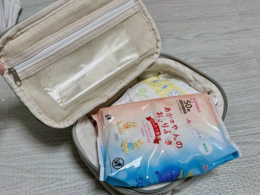 赤ちゃんのおむつセットを収納したポーチの中身（おむつ・おしりふき・ペットシーツ）