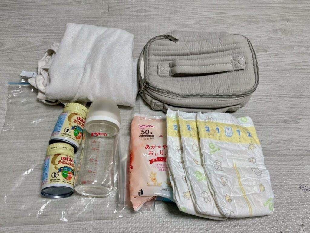 完全ミルク育児ママのお出かけセット一式（おむつ、液体ミルク、ほ乳瓶、着替え、ポーチ）