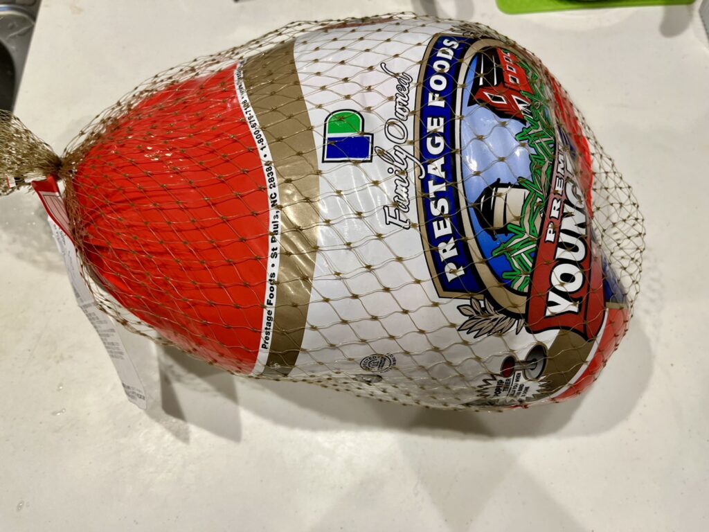 袋に入った状態の冷凍ターキー全体