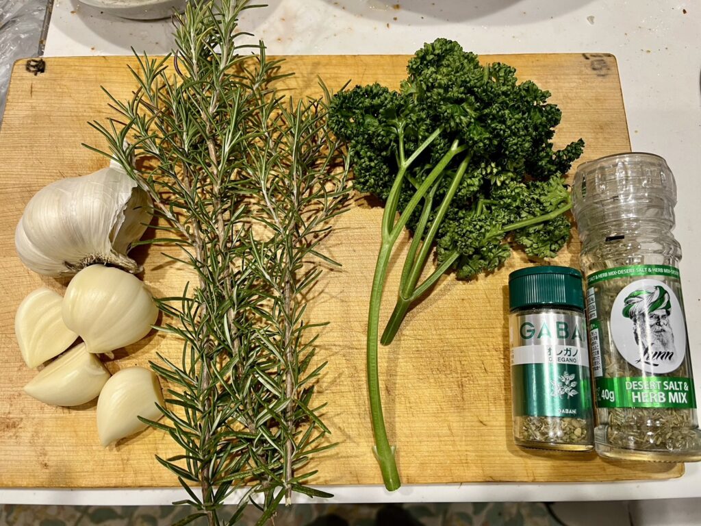 スタッフィングに使う各種ハーブ類のボトル