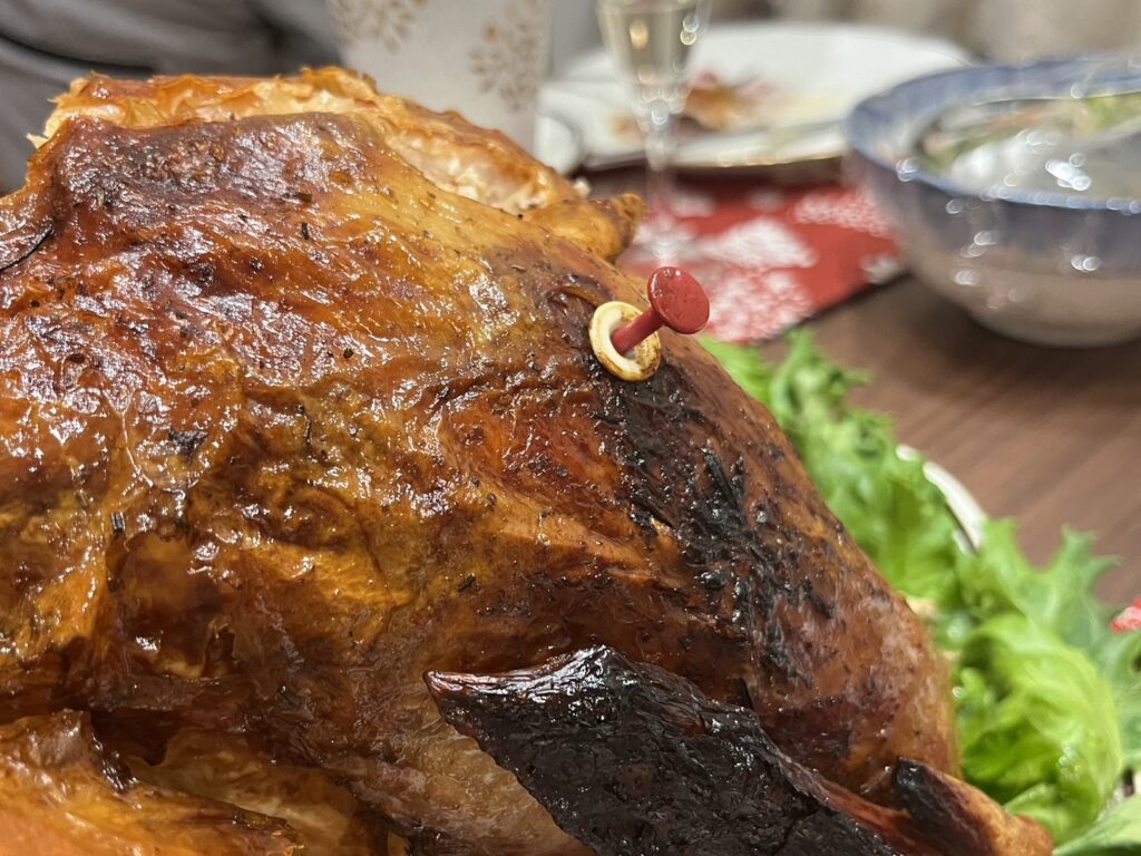 焼き上がりを知らせるポップアップタイマーが飛び出したターキー