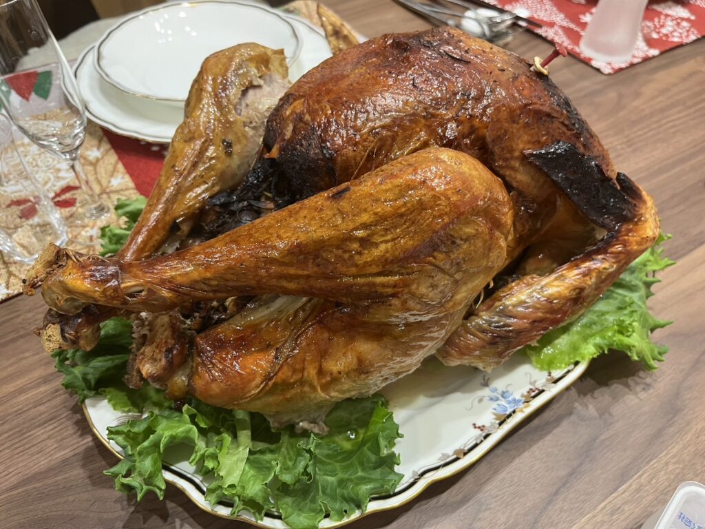 焼き上がった丸ごとのローストターキー
