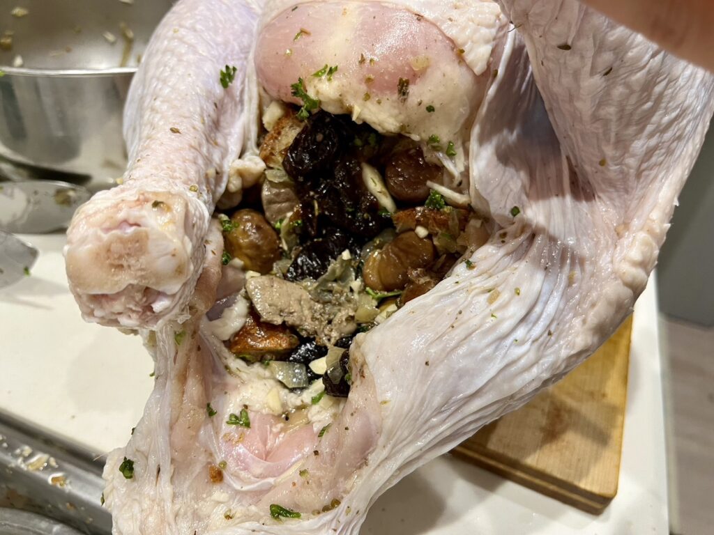 ターキーのお腹にスタッフィングを詰め込んでいる様子
