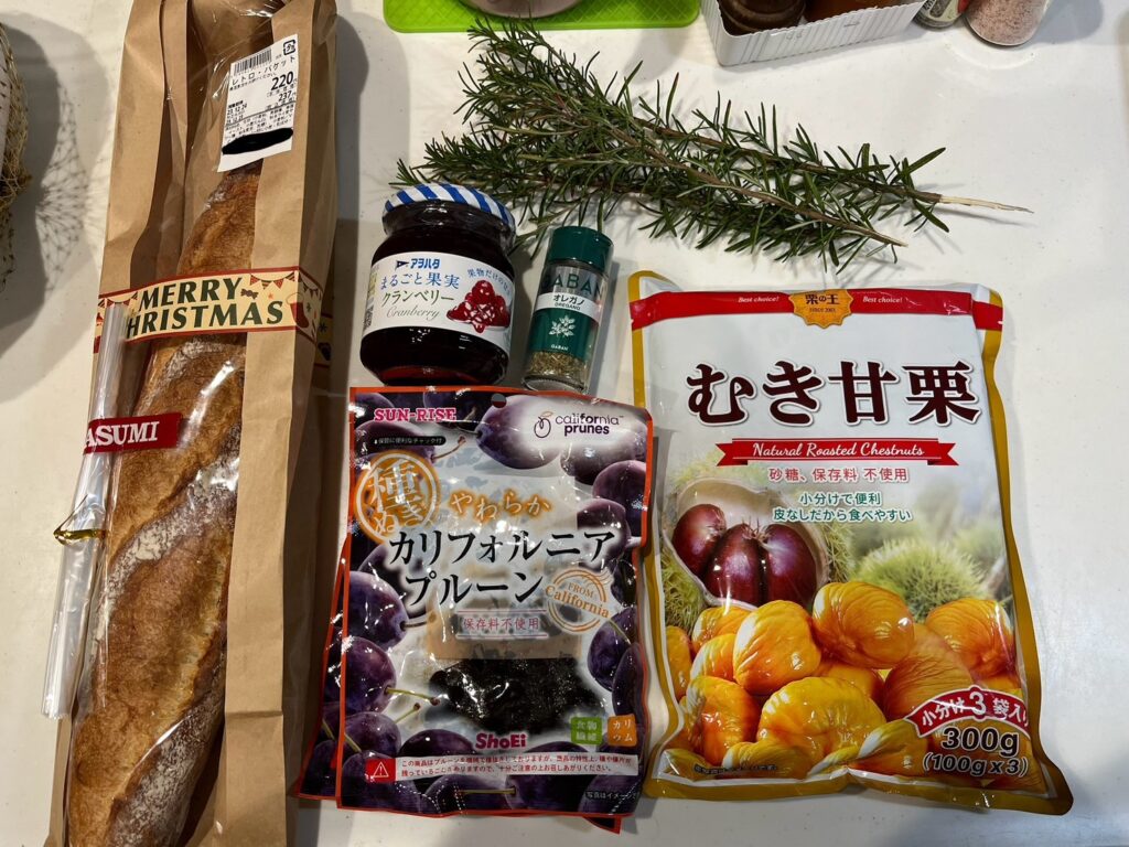 スタッフィング用に並べた玉ねぎやパンなどの材料