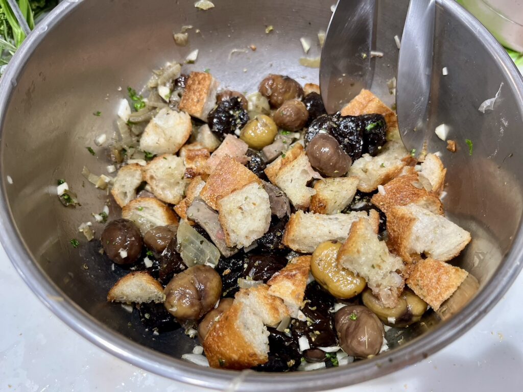 炒めた具材とパンを混ぜ合わせたスタッフィング