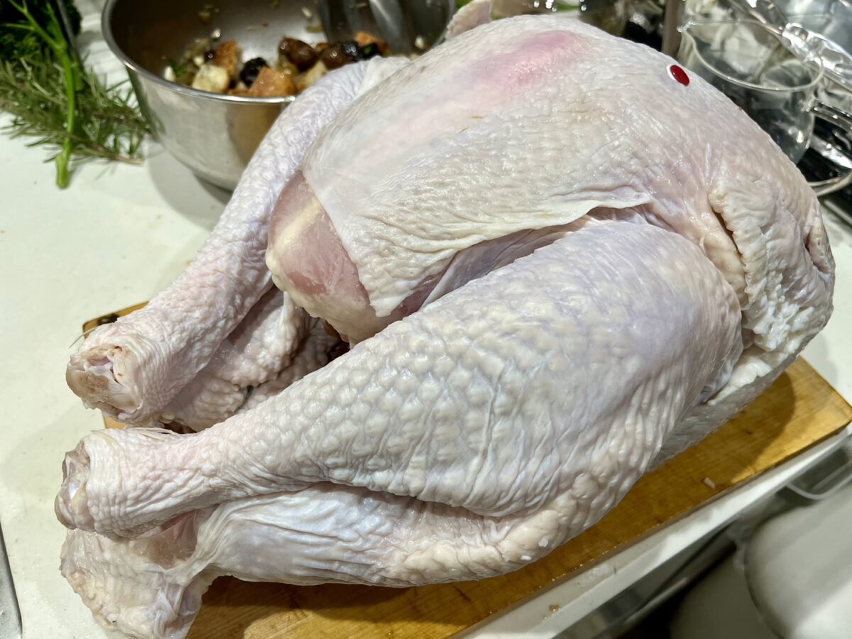 解凍して袋を外したターキー丸ごとの様子