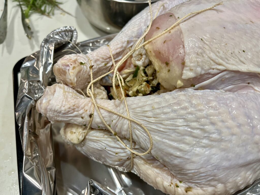 タコ糸で足と羽を縛って固定したターキー