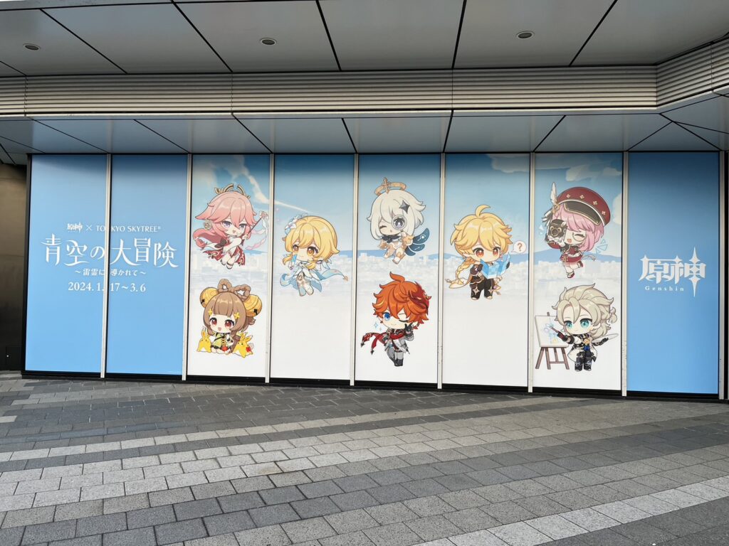 東京スカイツリー屋外に設置された原神コラボのデフォルメキャラクターラッピング