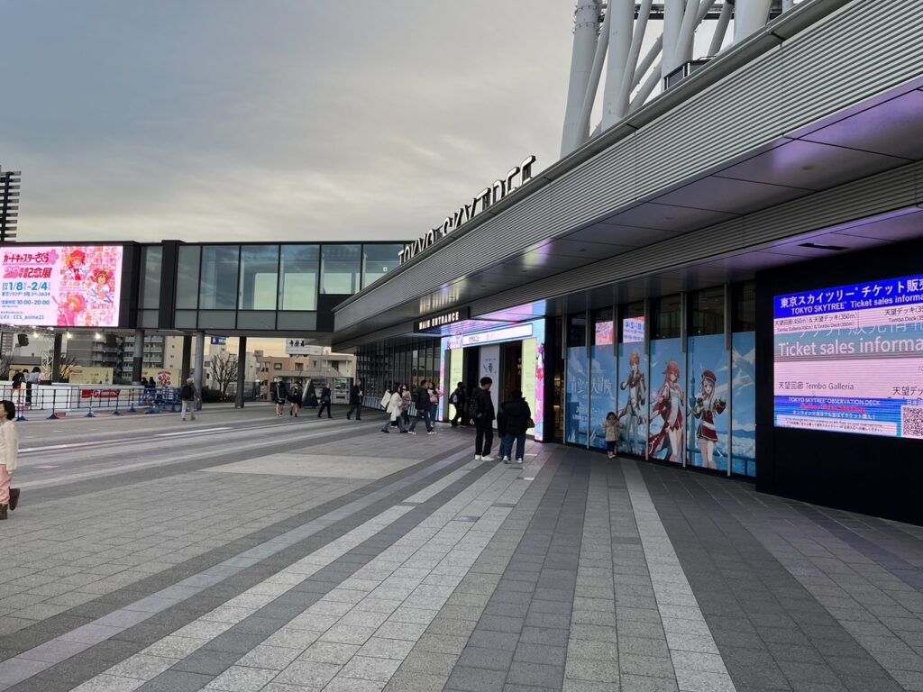 東京スカイツリー足元に設置された原神コラボの屋外ガラスラッピング