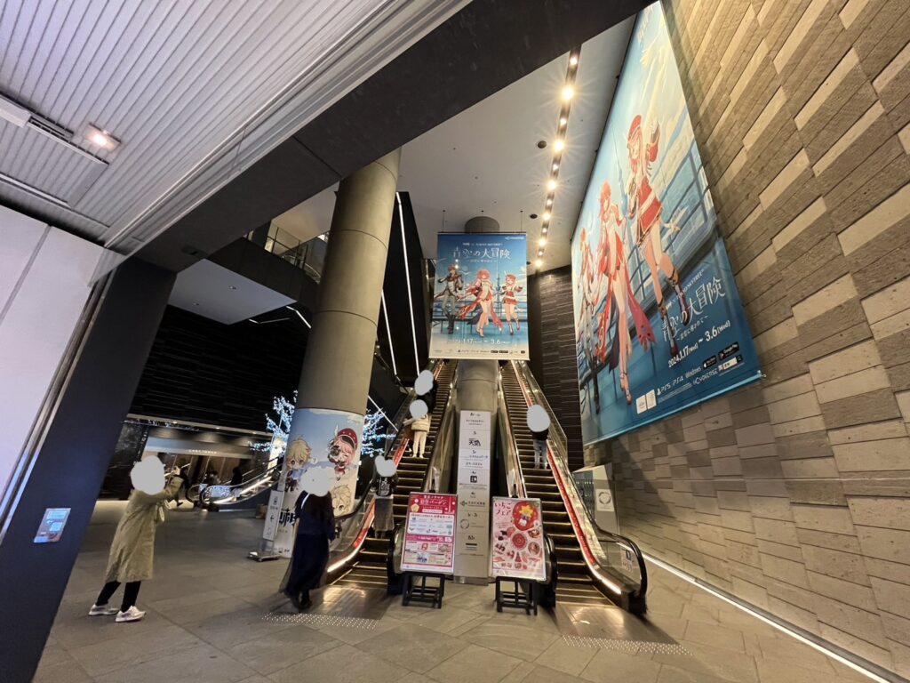 東京ソラマチ館内エスカレーター前に設置された原神コラボの大型バナー