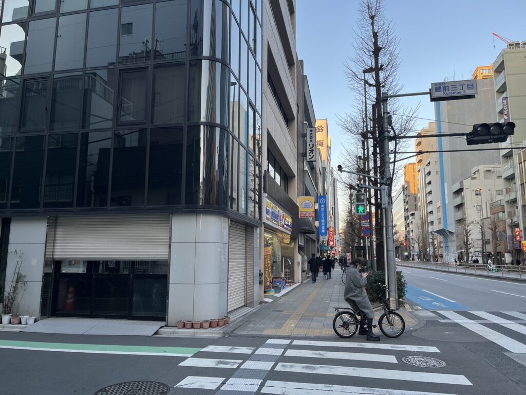 蔵前駅A0出口付近ミニストップ横の通りを写した写真