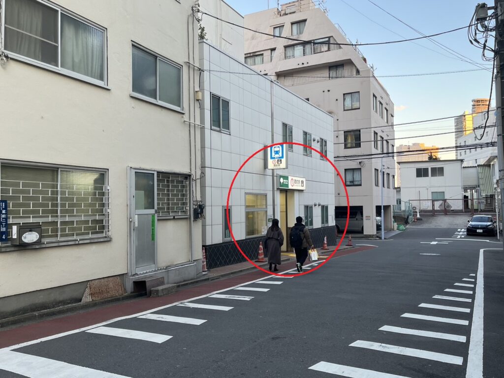 蔵前駅A1b出口の都営浅草線地上行きエレベーター外観写真