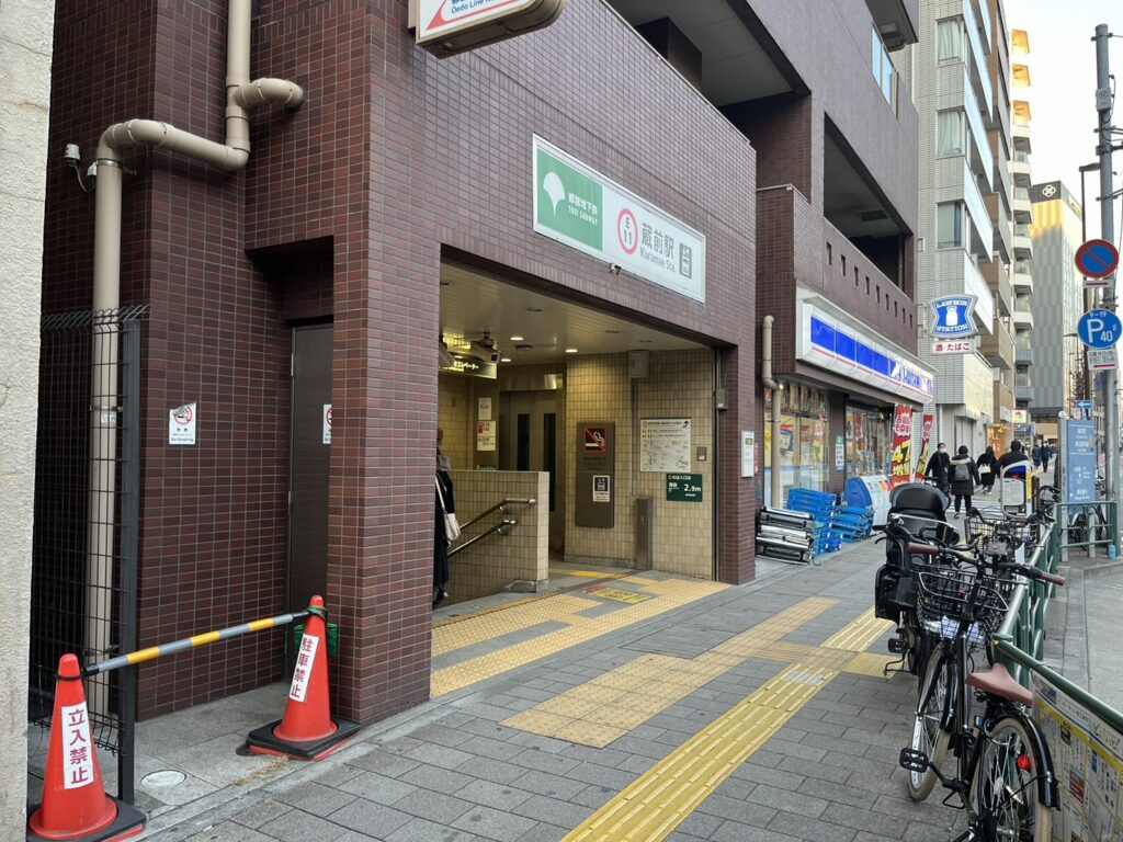 蔵前駅A5出口ローソン横にある都営大江戸線エレベーター入口の外観写真