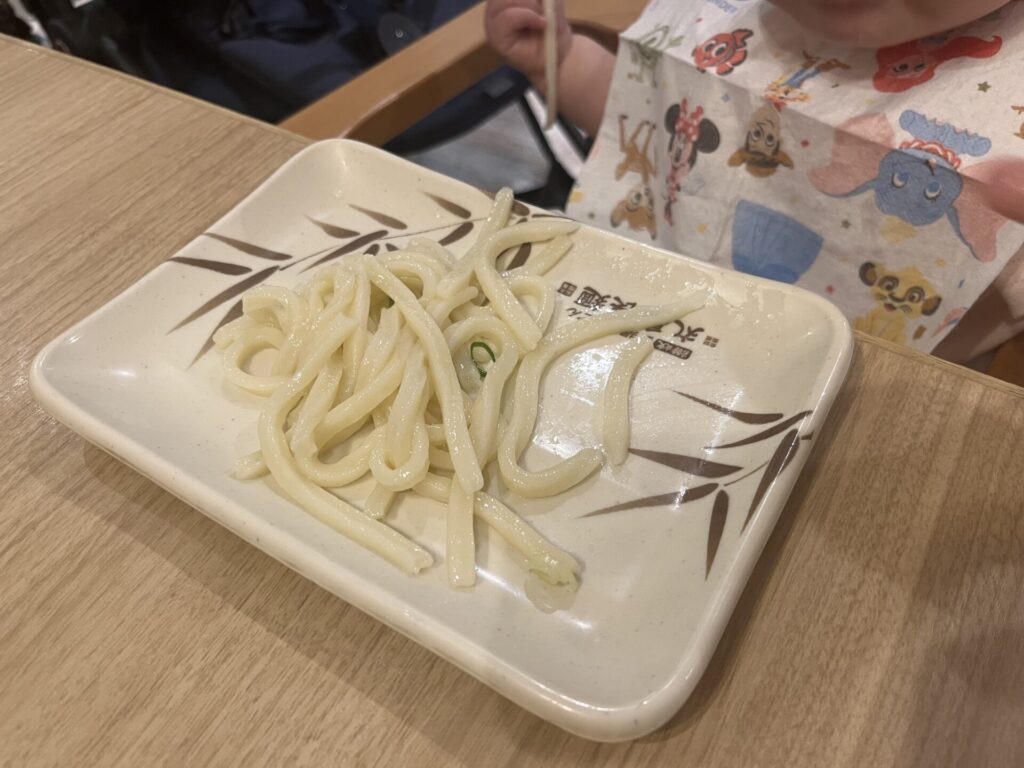 丸亀製麺で子ども用に取り分けたうどんの様子。