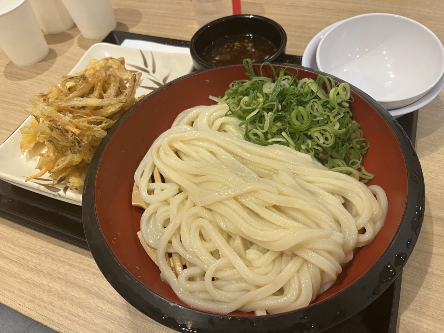 丸亀製麺のうどんとかき揚げのセットを撮影した写真。
