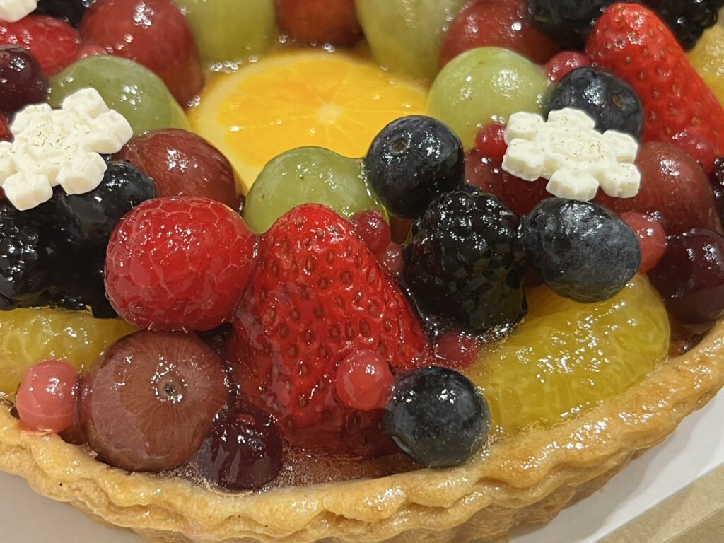 キルフェボンのフルーツタルトを寄りで撮影した写真。