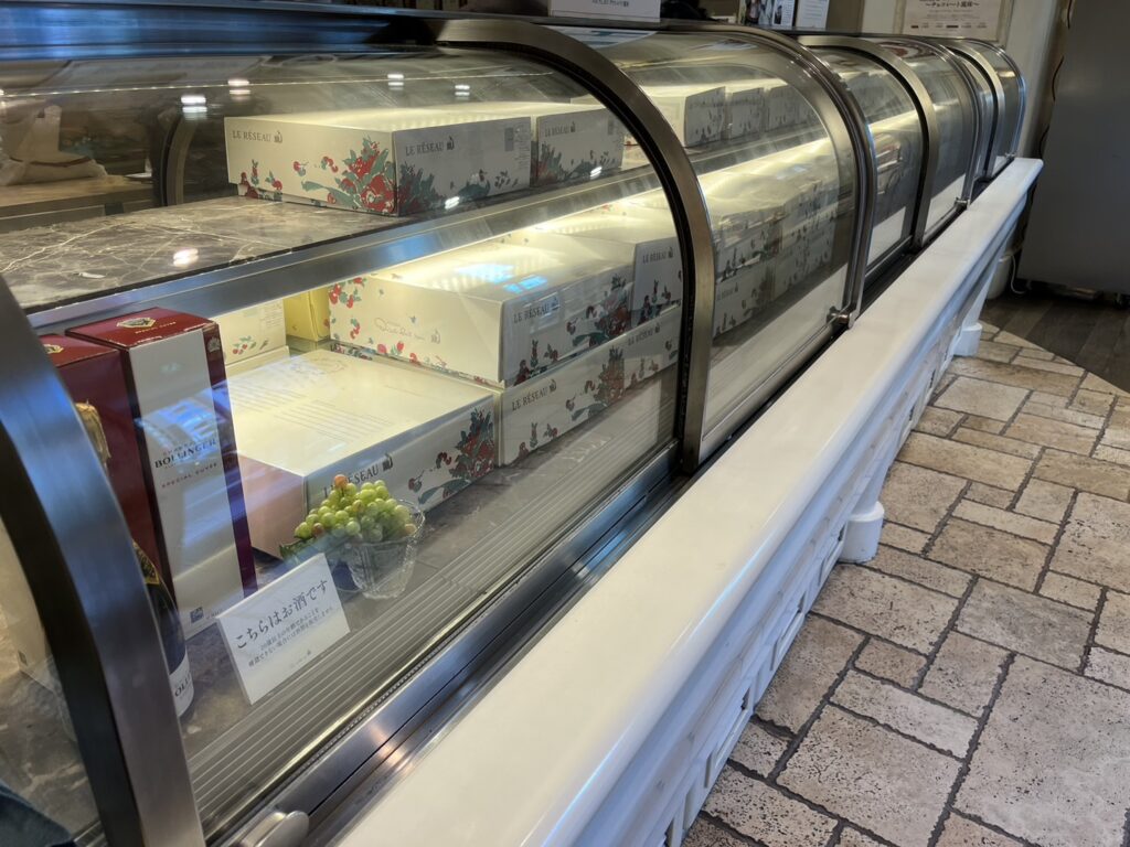 キルフェボン店舗のショーケースに並ぶケーキ箱の様子。