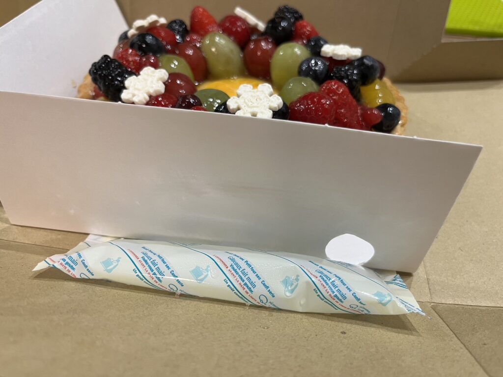 キルフェボンのフルーツタルトが保冷剤と一緒に箱に入っている様子。