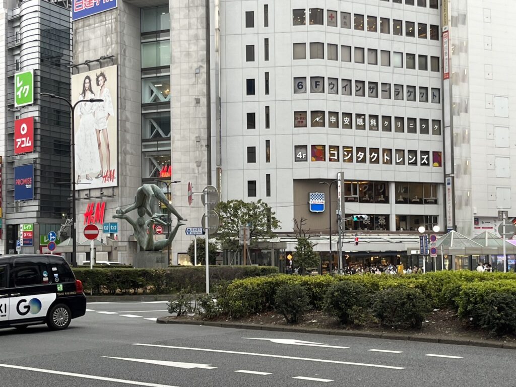 池袋駅35番出口付近のエレベーター外観