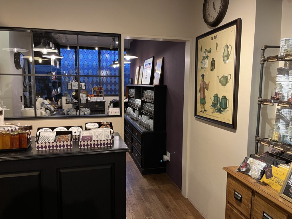 店内奥に並ぶアールグレイやダージリンなど世界各地の茶葉