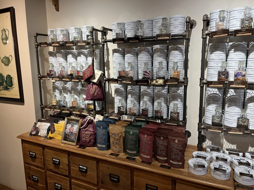 TEAPOND清澄白河店内の棚に並ぶ紅茶缶とフレーバーティー