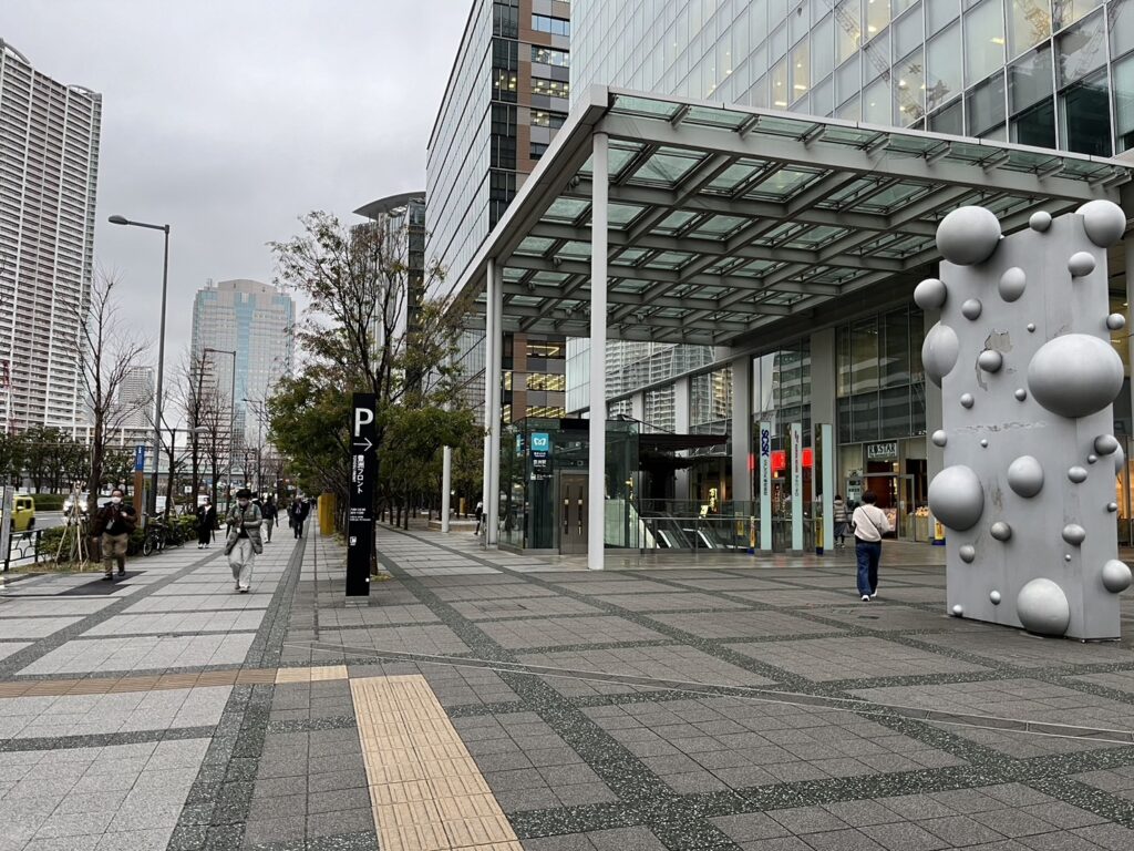豊洲駅1c番出口と豊洲フロント前の広い歩道の様子を写した写真