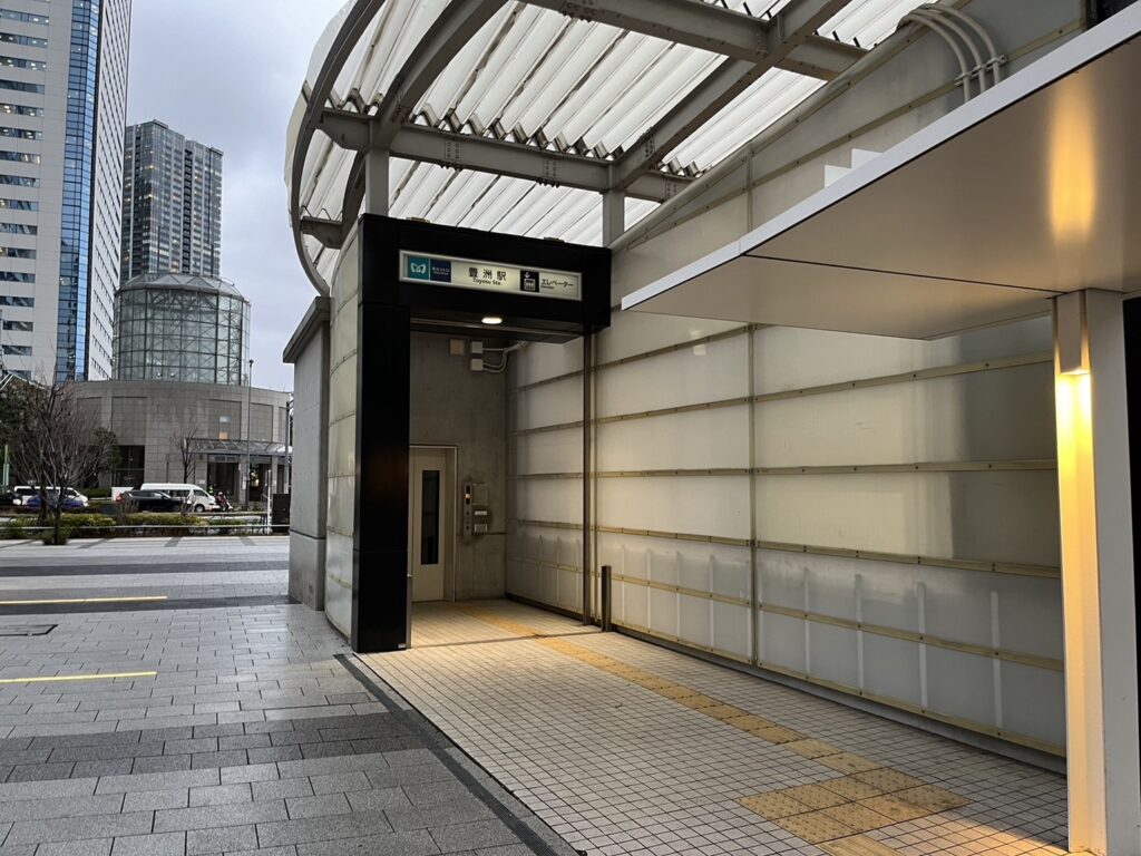 豊洲駅6b番出口の地上行きエレベーター入口を近くから写した写真