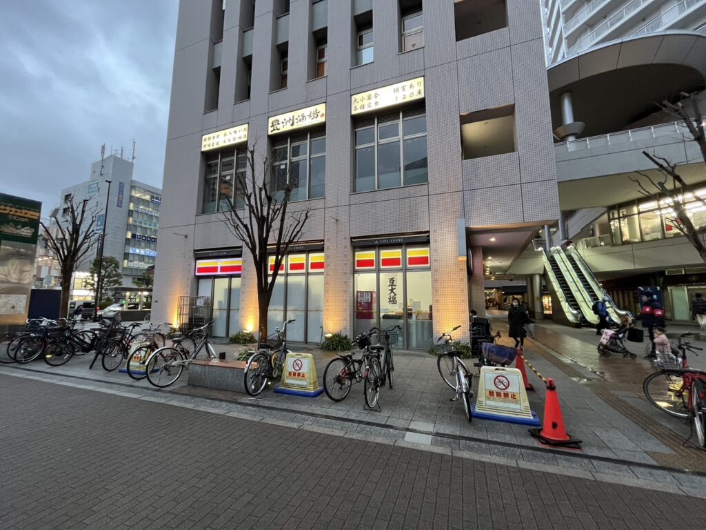 豊洲駅7番出口付近の広場と周辺ビルの様子を写した写真