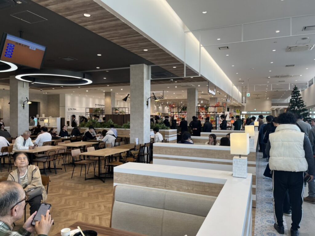 金曜昼の佐野SA上りフードコート。席は空きもあるが、食券機前には長い行列ができていて子連れ30分滞在では厳しい混雑状況
