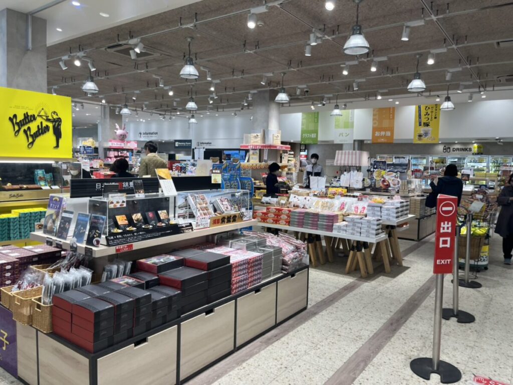 佐野SA上りの売店エリア全景。お土産とパン・お弁当コーナーがひと続きになっていて、フードコートよりも行列が短い動線