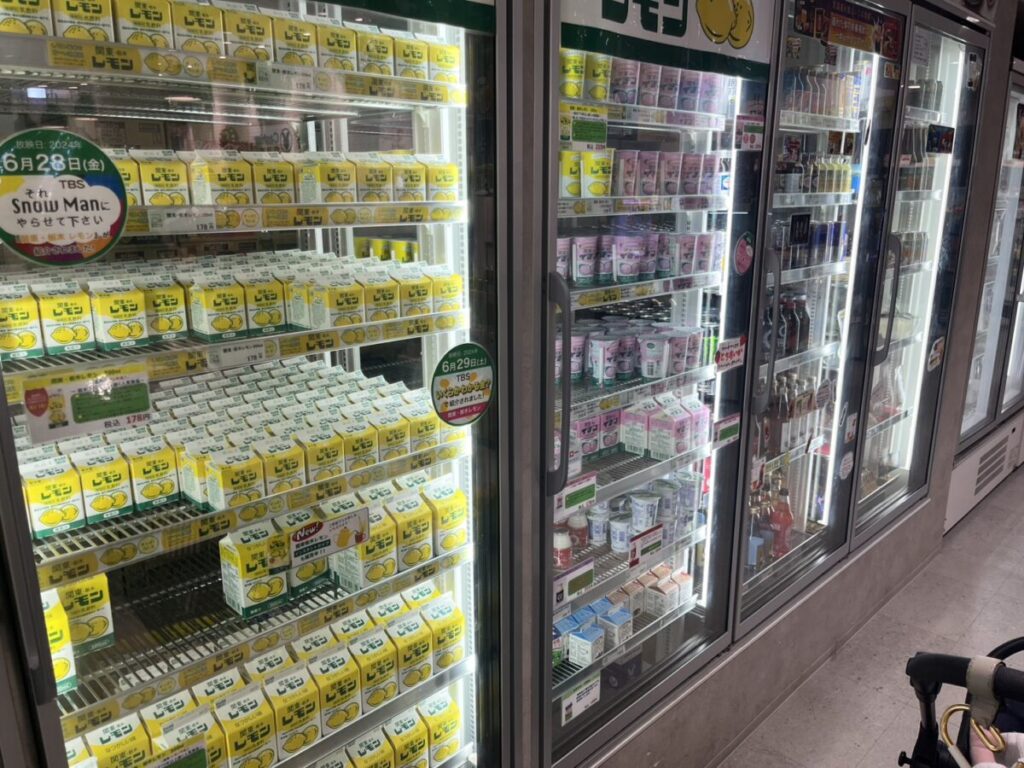 冷蔵ケース一面に並んだ栃木名物レモン牛乳。子どもの飲み物を短時間で確保しやすい佐野SA上り売店のドリンクコーナー
